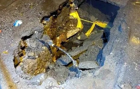 CHP'li belediye klasiği! İstanbul’da yol çöktü, 2 daireyi su bastı